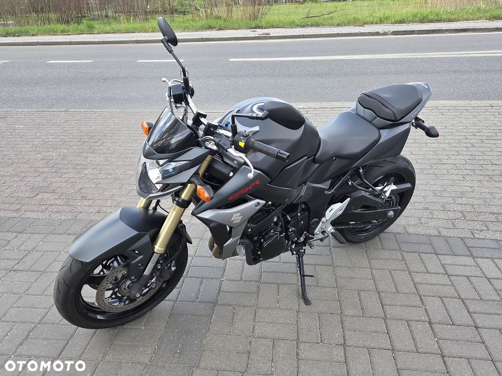 Suzuki GSR - 32
