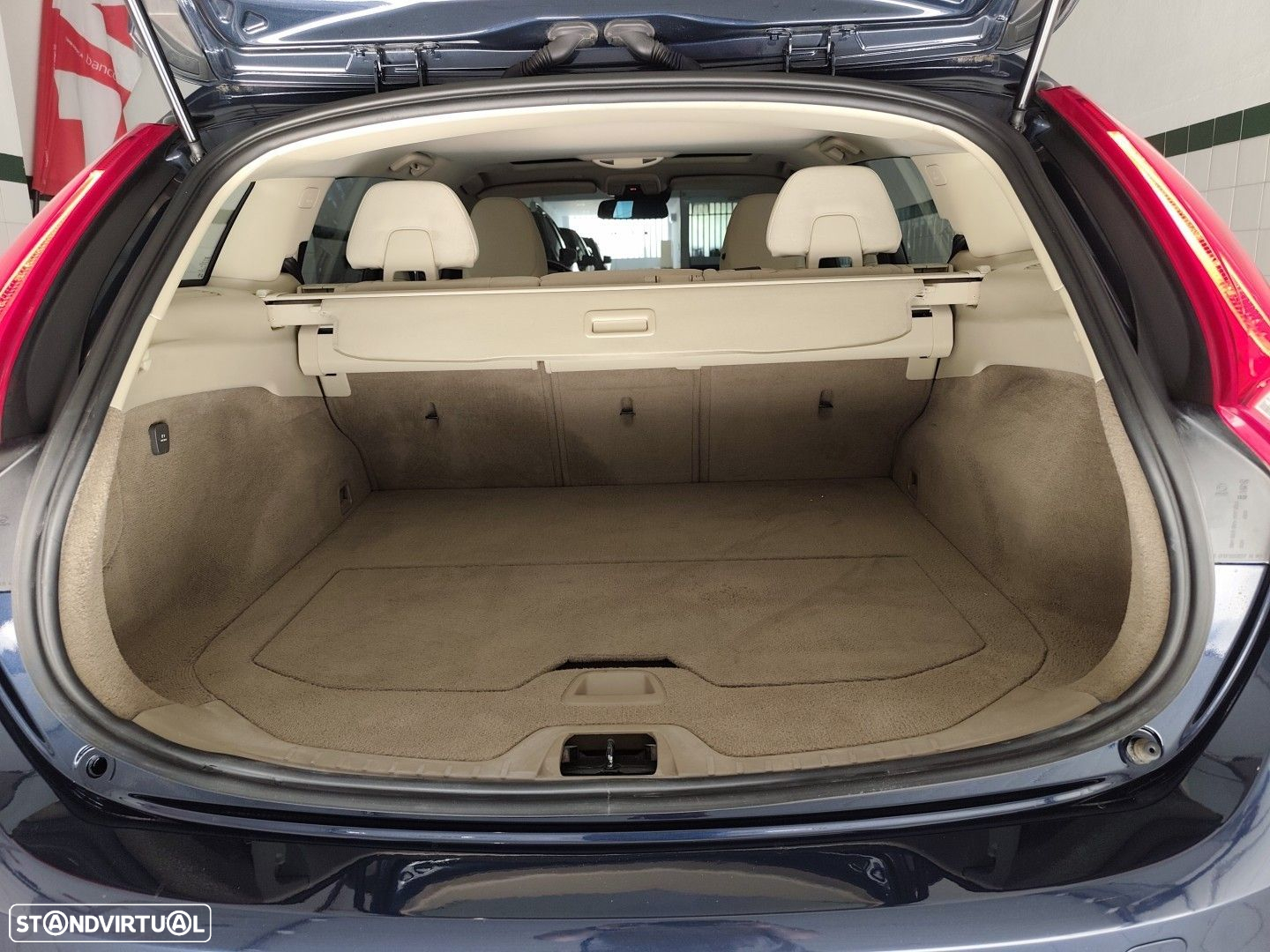 Volvo V60 2.0 D4 Momentum - 19