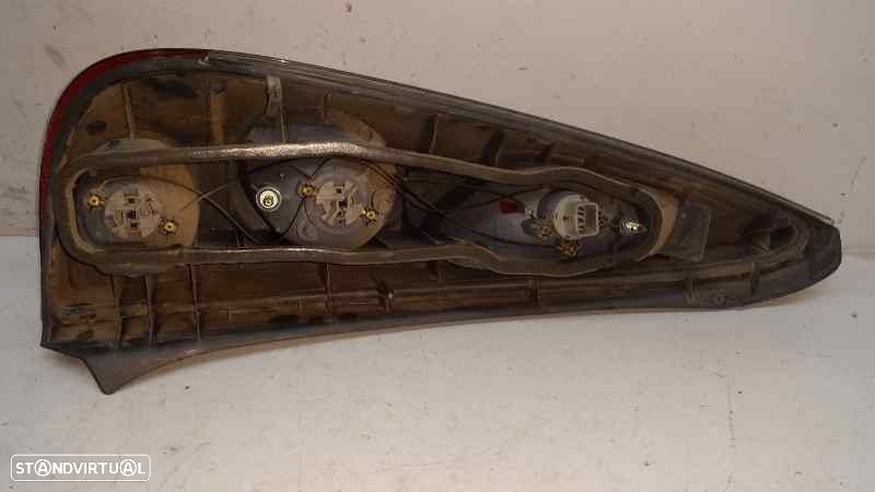 FAROLIM TRASEIRO DIREITO TOYOTA YARIS VERSO 2003 - 1