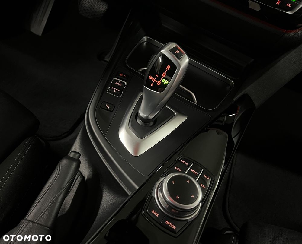 BMW Seria 3 318i Sport Line - 32