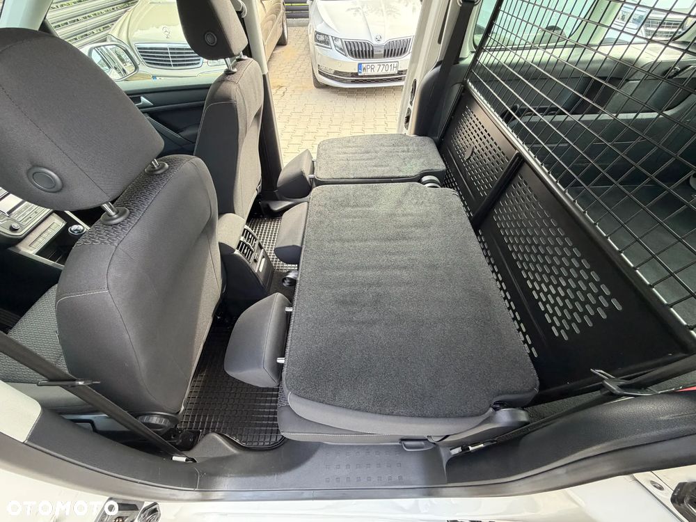 Volkswagen CADDY MAXI ORYGINAŁ KOMBI VAN MINIBUS 5 Osobowy 2x Boczne drzwi + tylne 2 skrzydłowe, Mocny 2.0TDI DFSD Euro6, Alarm, Czujniki cofania, Servotronic, Awaryjne ham.. ANB, Spec. wyciszenie, Bezwypadkowy pełen serwis ZADBANY ! Podwójne resory tylnej osi - WZMOCNIONE ZAWIESZENIE KOŁA 16' ! MODEL 2020 - 23