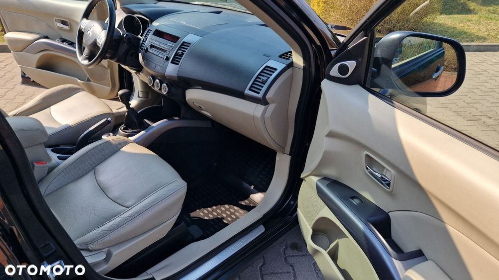 Mitsubishi Outlander 2.0 DI-D 4WD Invite - 24