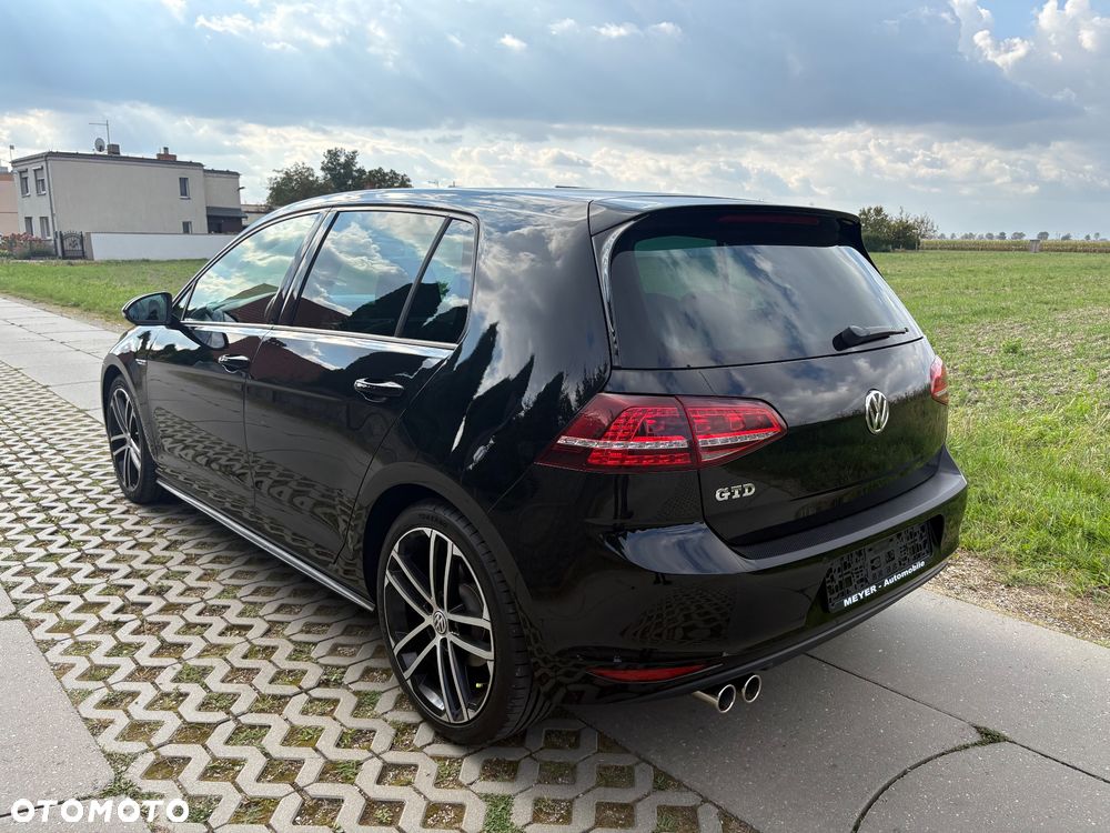 Volkswagen Golf - 6