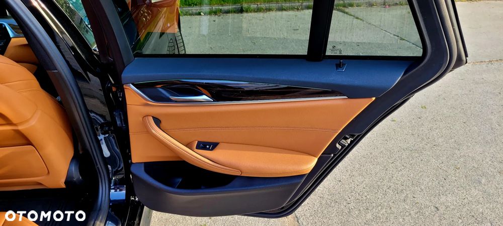 BMW Seria 5 540i xDrive - 14