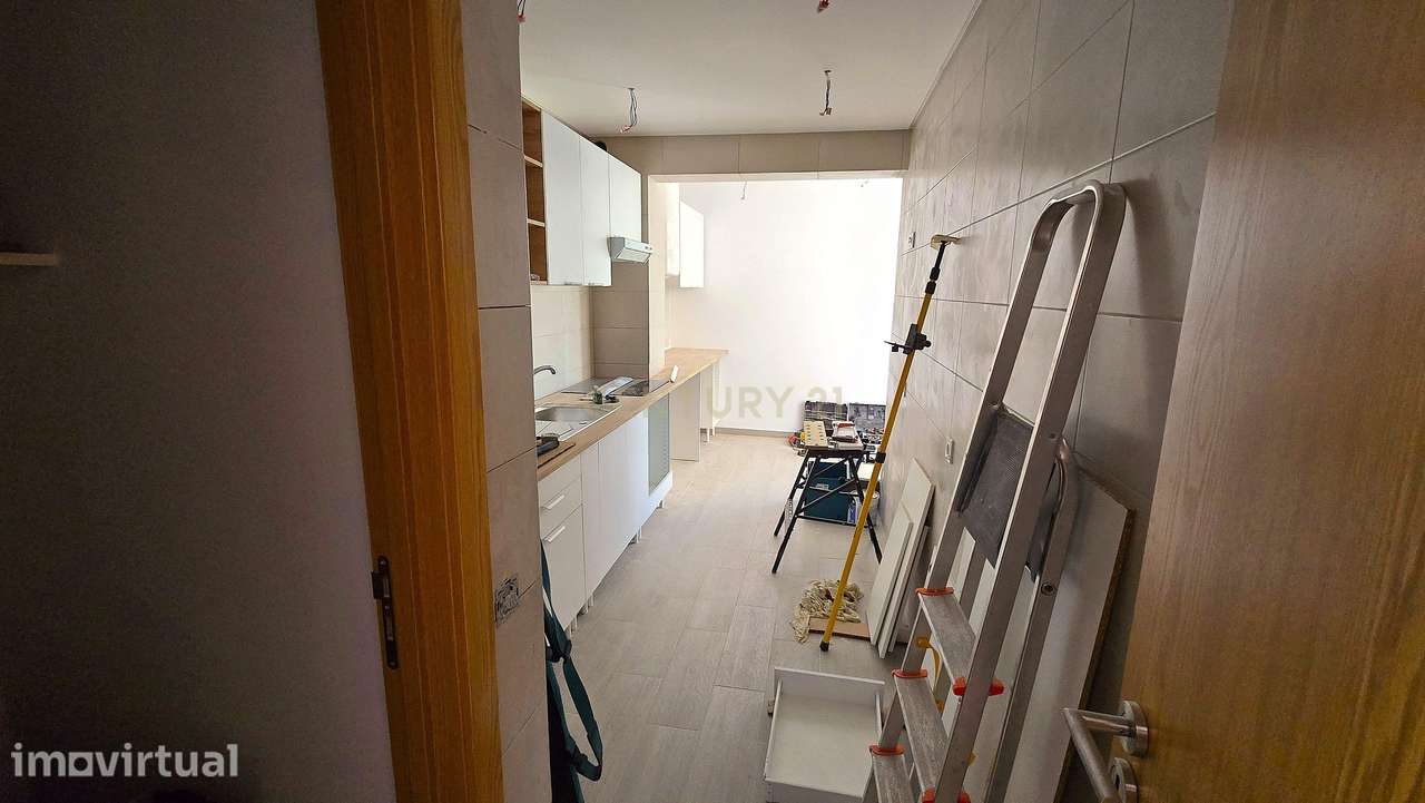 Apartamento T3 Totalmente Remodelado para Arrendamento | Bairro do Lic - Grande imagem: 2/25