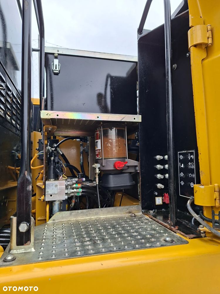 Caterpillar CAT M 318 D - 23