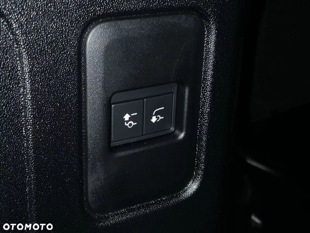 Land Rover Defender 110 D200 X-Dynamic SE - 22