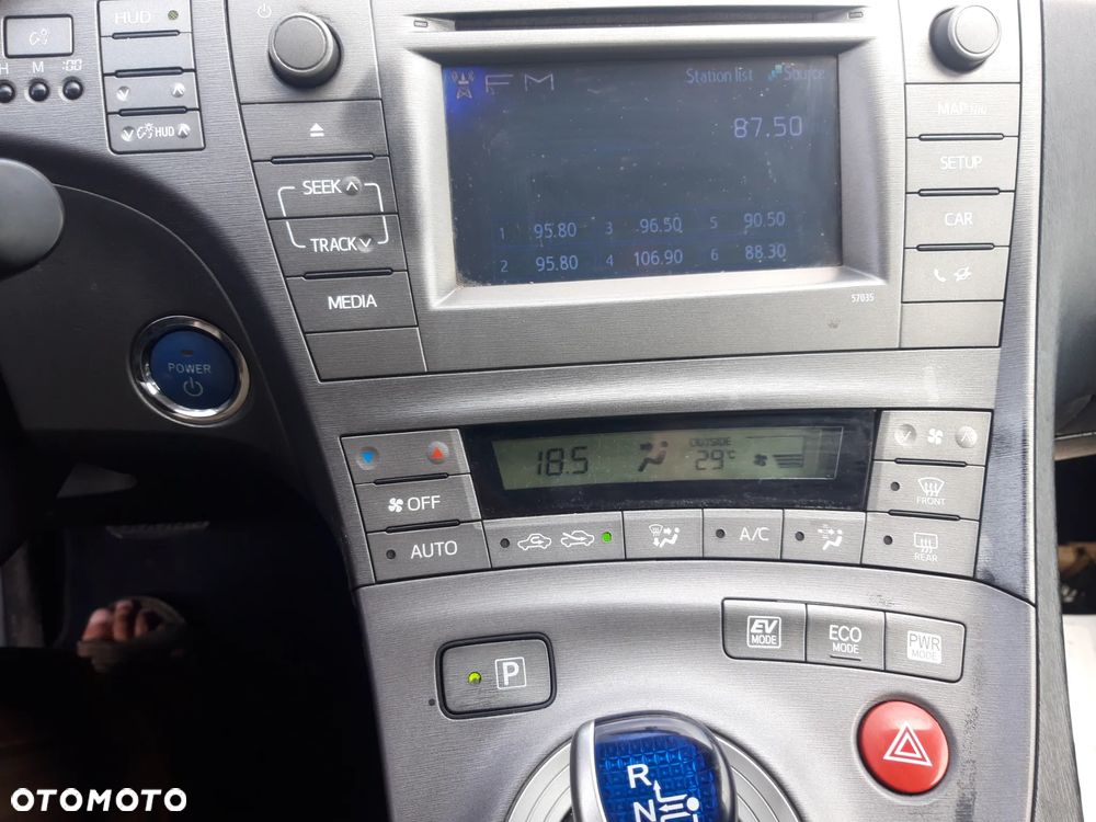 Toyota Prius (Hybrid) - 33