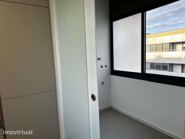 T2 novo com garagem, varanda e ar condicionado - Grande imagem: 5/15