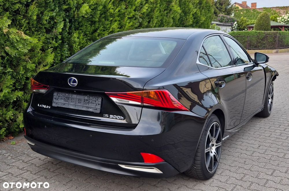 Lexus IS - 10