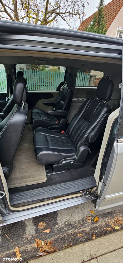 Chrysler Town & Country - 33