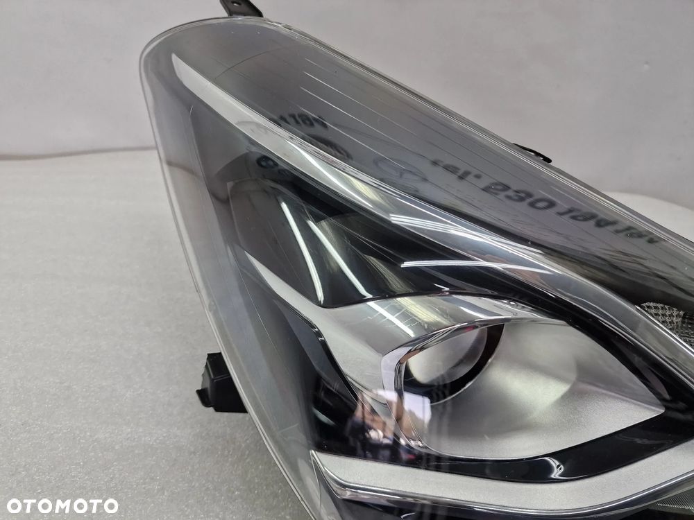 TOYOTA YARIS III 3 LIFT 17- PRAWA LAMPA PRZEDNIA PRZÓD SOCZEWKA , NR AUKCJI LA396 - 7