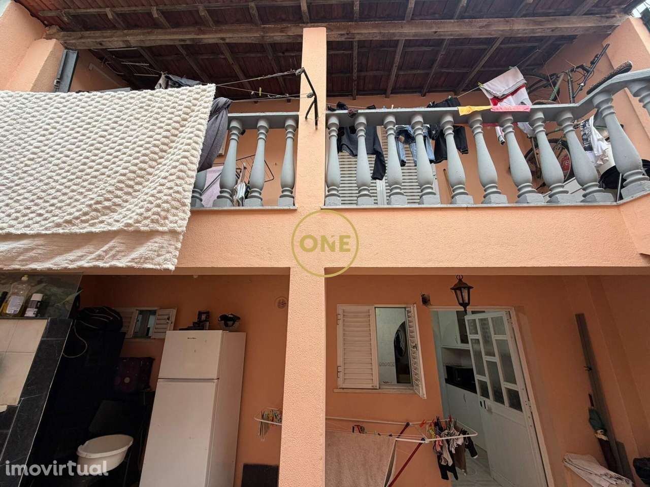 OPORTUNIDADE ! Moradia  Amora com 2 pisos e logradouro - Grande imagem: 4/32