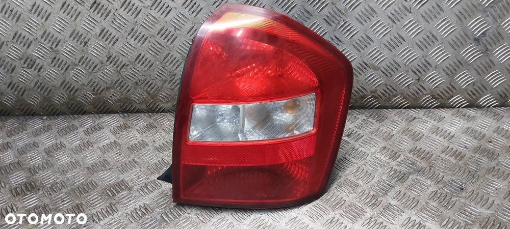 LAMPA PRAWY TYŁ CERATO I PRZEDLIFT HATCHBACK EUROPA - 1