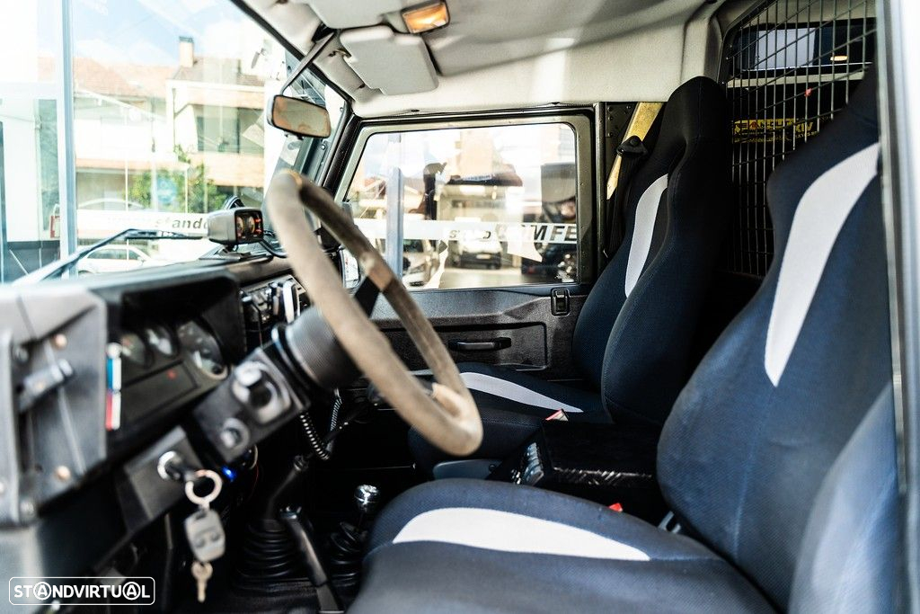 Land Rover Defender - 50