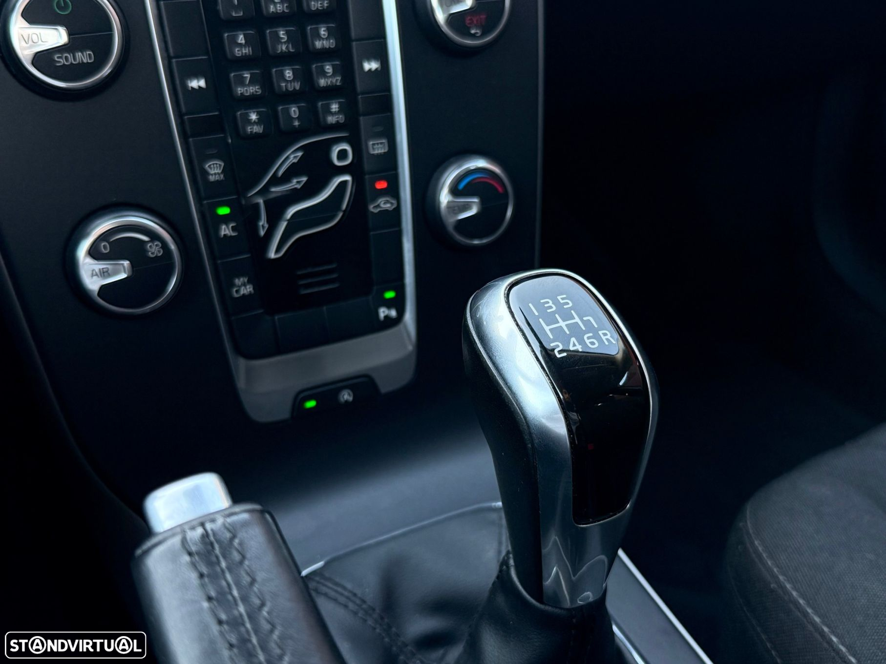 Volvo V40 2.0 D2 Momentum Eco - 14