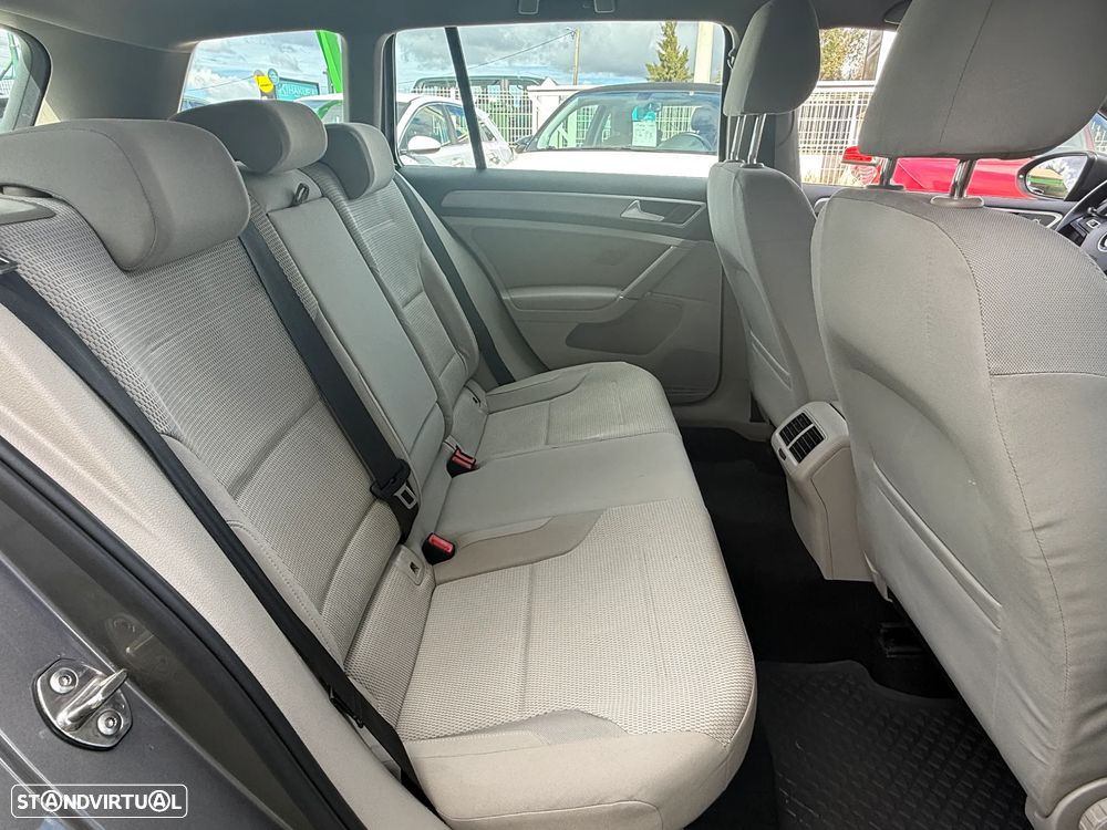 VW Golf Variant 1.6 TDi Confortline DSG - 22