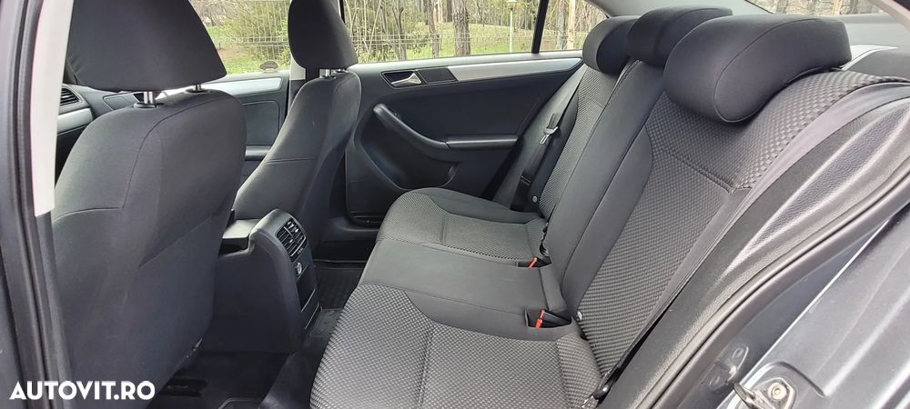 Volkswagen Jetta 1.6 TDI Trendline - 11
