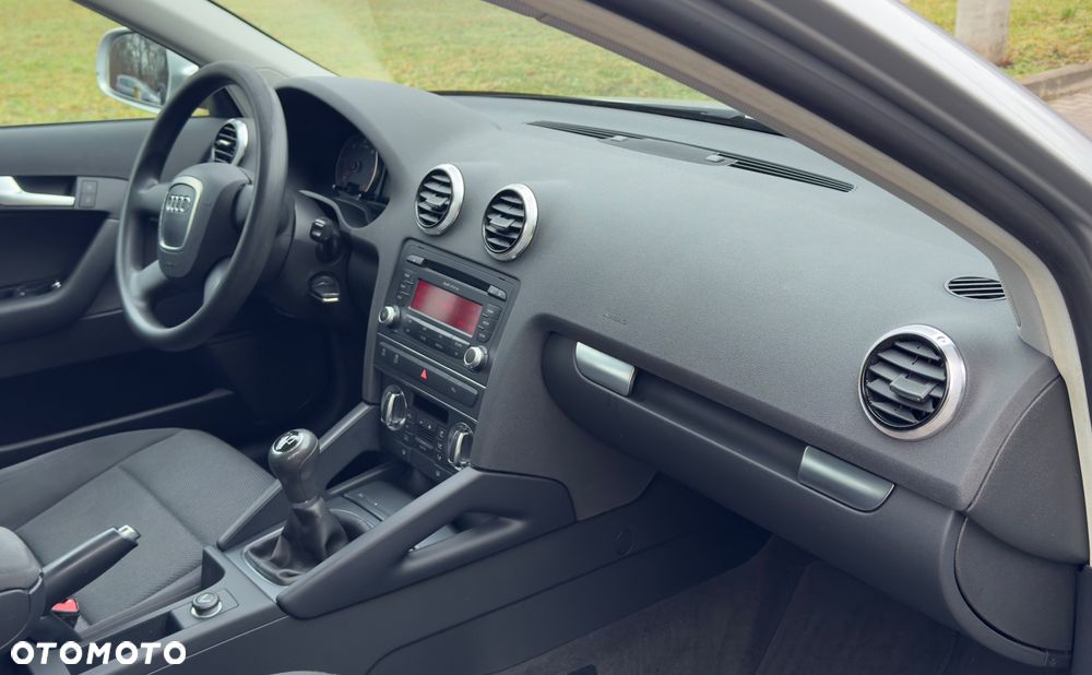 Audi A3 Sportback 1.6 TDI DPF Ambiente - 25