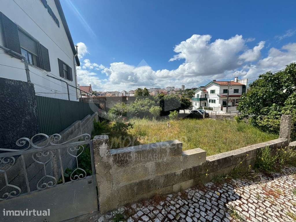 Terreno de gaveto com 342 m² em São João da Talha - Grande imagem: 2/6