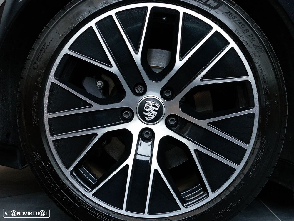Porsche Taycan Sport Turismo - 18