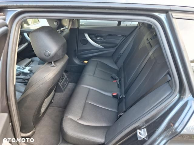 BMW Seria 3 320d xDrive - 14
