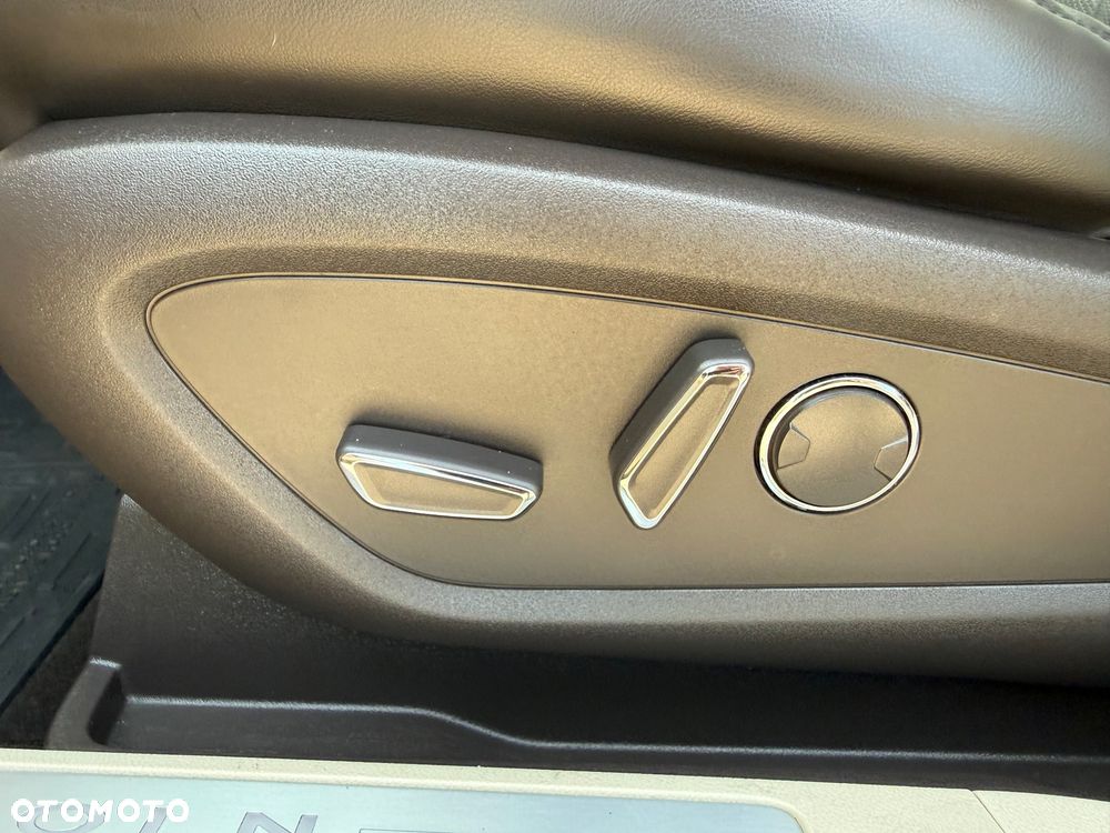 Lincoln MKC - 32