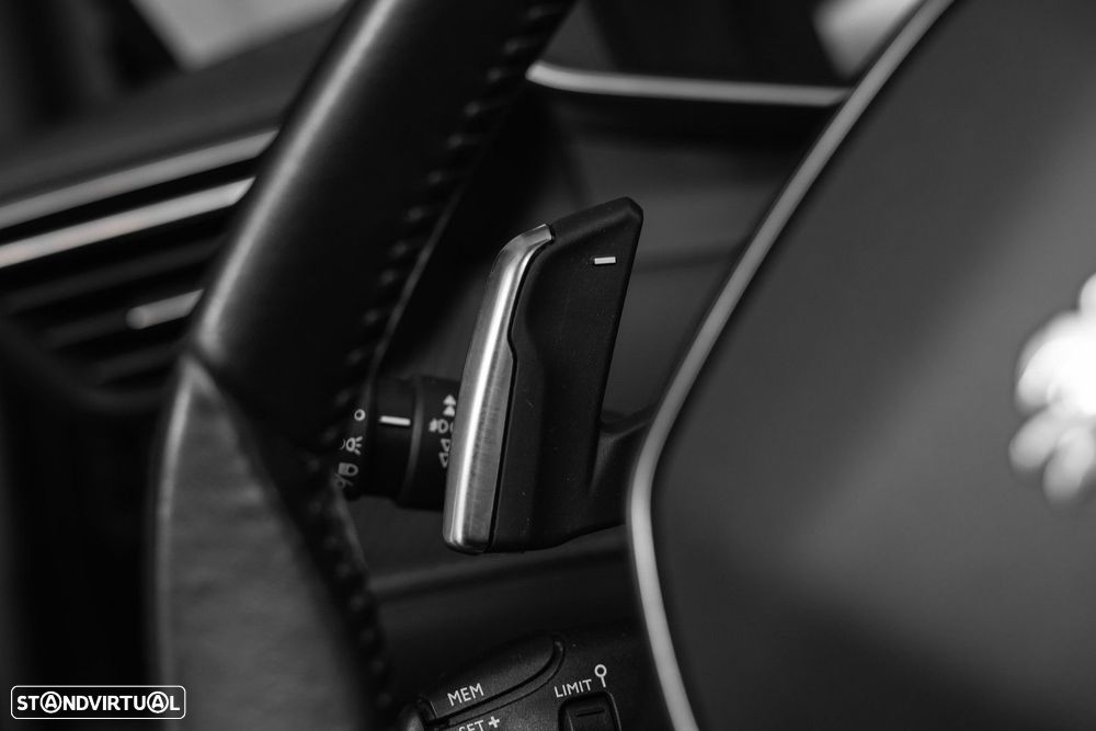 Peugeot 2008 1.5 BlueHDi Allure EAT8 - 39