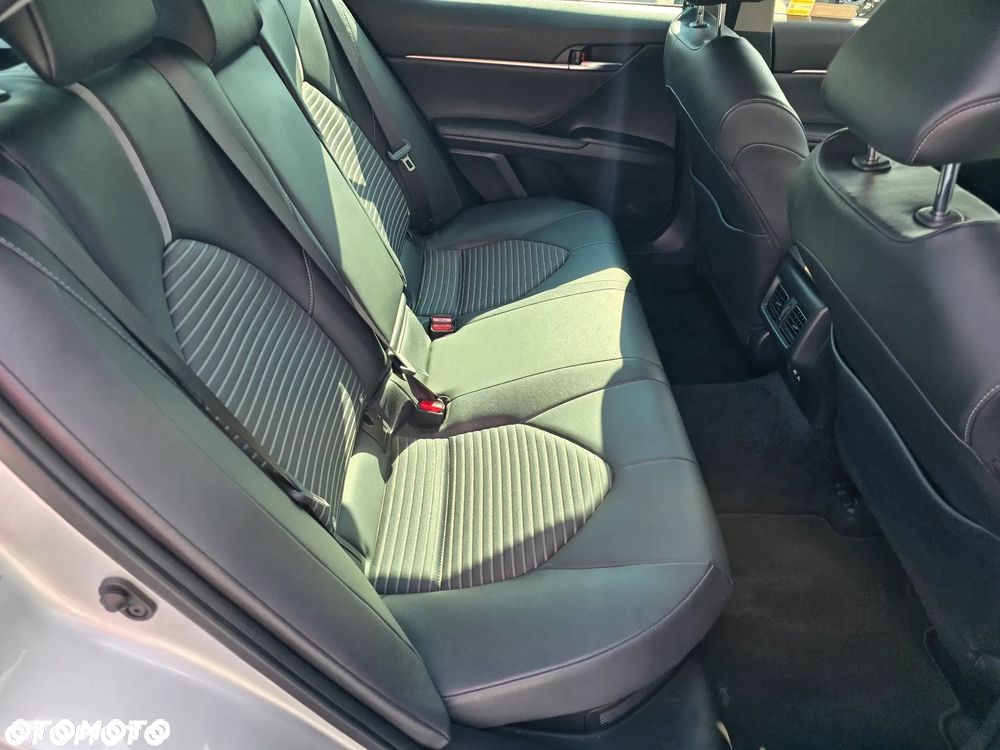 Toyota Camry 2.5 Hybrid Executive CVT - 32