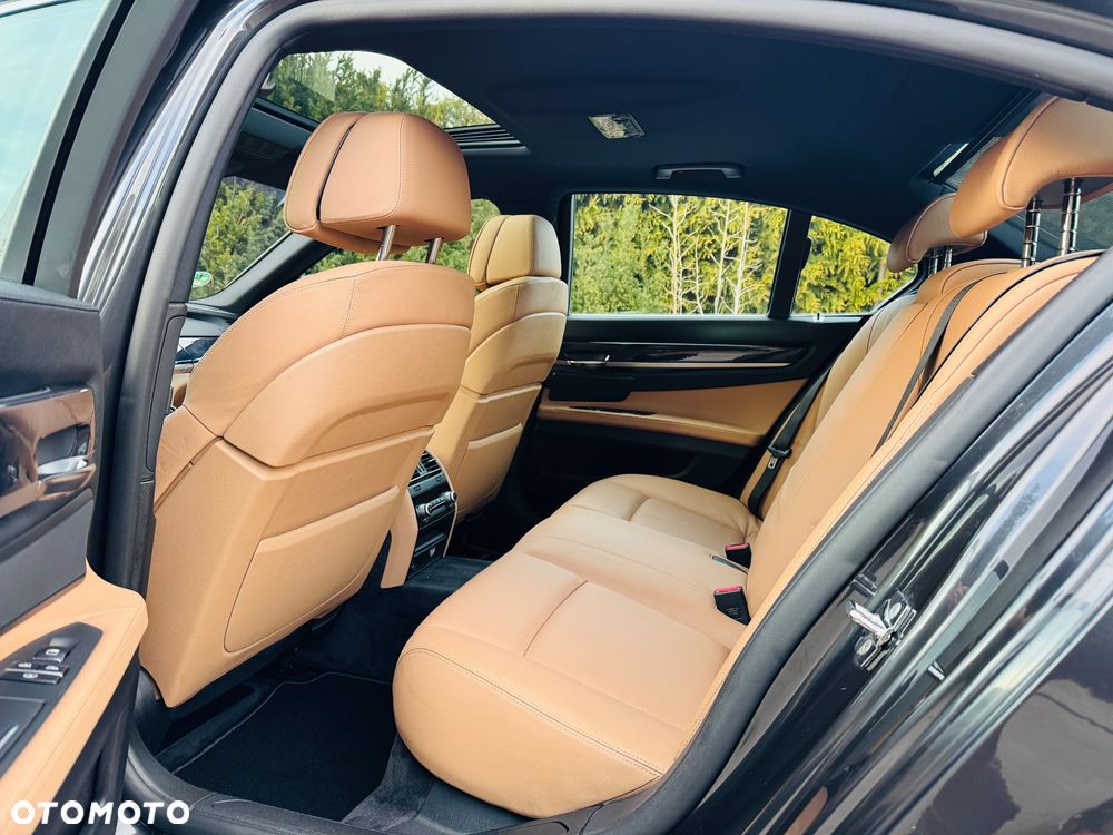 BMW Seria 7 740i - 13