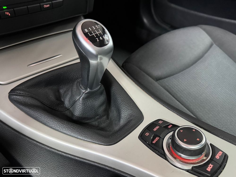 BMW 318 d Navigation Sport - 31