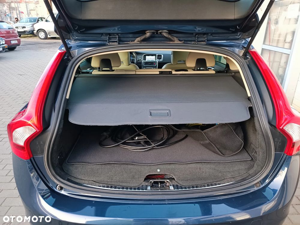 Volvo V60 D6 AWD Plug-in Hybrid Summum - 33