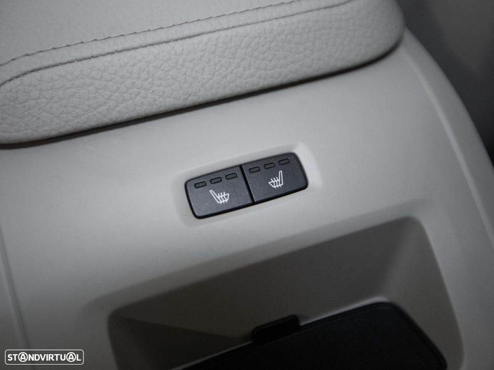 Volvo XC 60 2.0 T8 PHEV Momentum Plus AWD - 19
