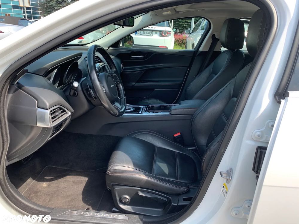 Jaguar XE 2.0 D Prestige - 24