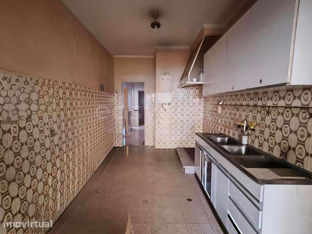 Apartamento T2 + 1 com Logradouro e anexo - Grande imagem: 3/17
