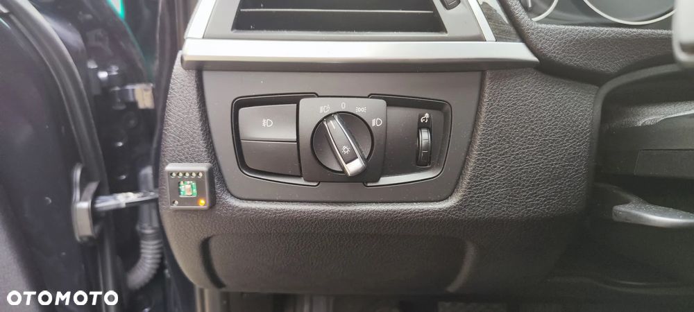 BMW Seria 3 320i Sport Line - 28