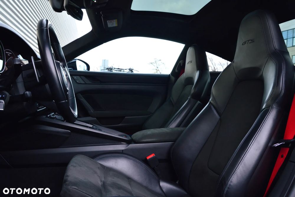 Porsche 911 Carrera 4 GTS - 14