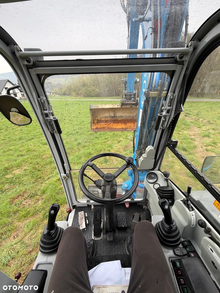 Wacker Neuson 6503 Koparka Kołowa 7ton. Nowe Podwójne Opony z felgami dodatkowe! Niski Przebieg. Maszyna w Bardzo ładnym Stanie. Pochodzi z Komuny Norweskiej. Silnik YANMAR 65KM. Zero luzów wycieków 2 łyżki Okazja. Maszyna pracowała sporadycznie przy lekkich pracach publicznych. Zero zużycia. Dekra 2026r Dokumentacja. Stabilizatory. Zamki na tłokach. 3 sekcje Hydrauliczne. Szybka wolna Jazda. Silnik YANMAR - 39