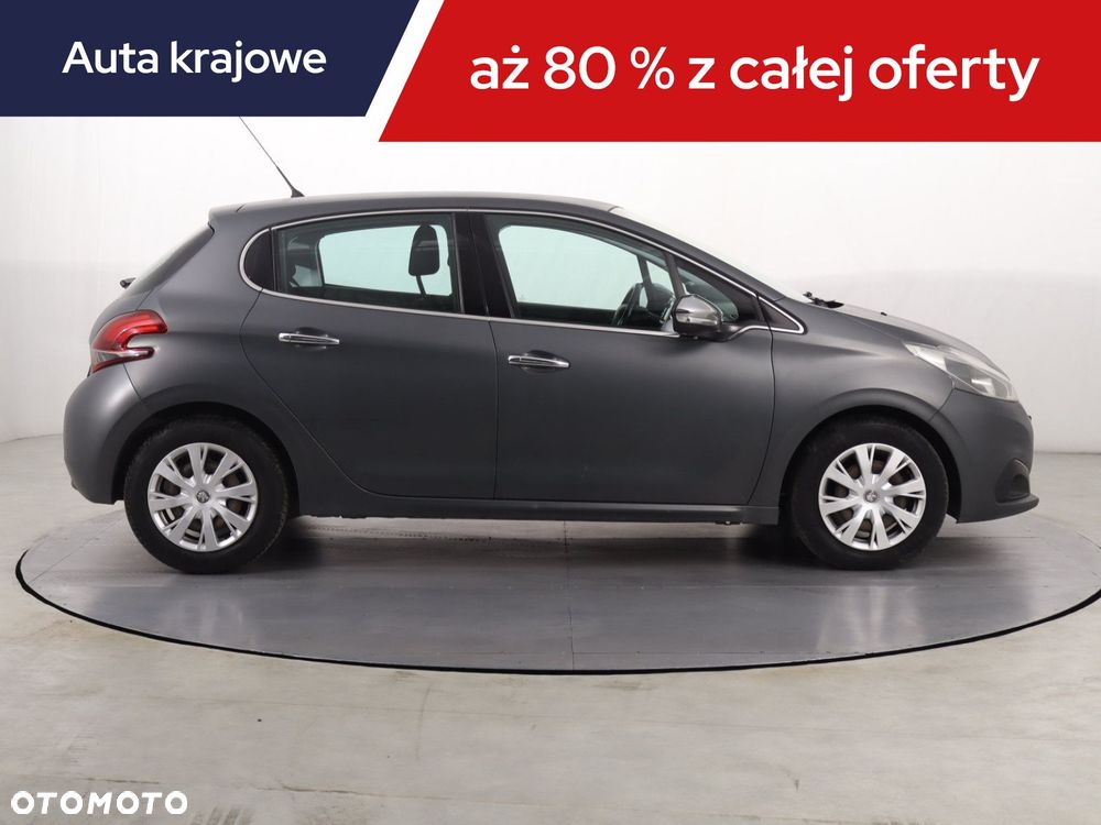 Peugeot 208 - 8