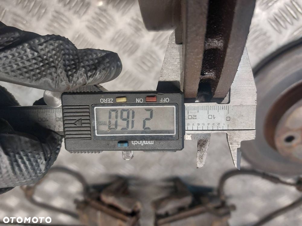 TARCZE HAMULCOWE PRZÓD + ZACISKI TOYOTA YARIS II LIFT 1.33 16V - 4