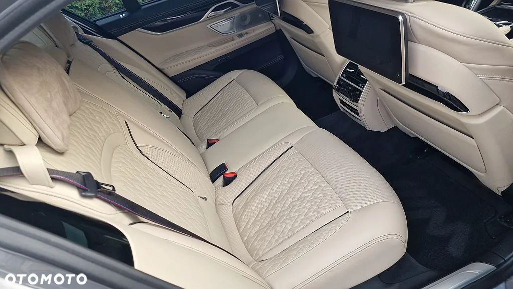 BMW Seria 7 750i xDrive sport - 24