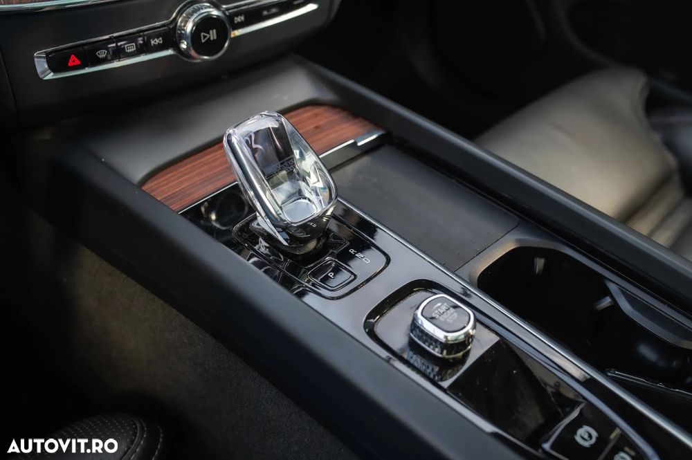 Volvo XC 60 B4 MHEV AT AWD Plus Dark - 16