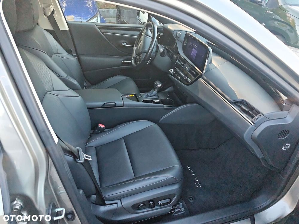 Lexus ES 300h Business Edition - 9
