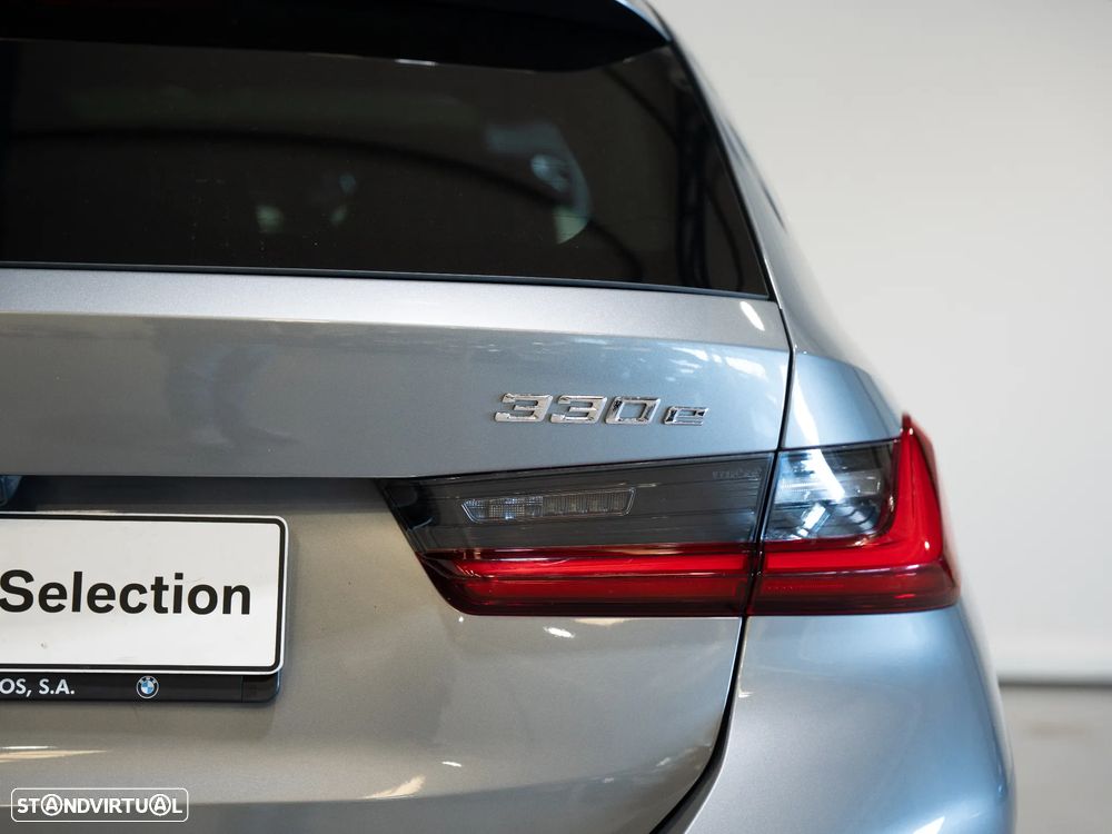 BMW 330 e Pack Desportivo M Pro Auto - 26
