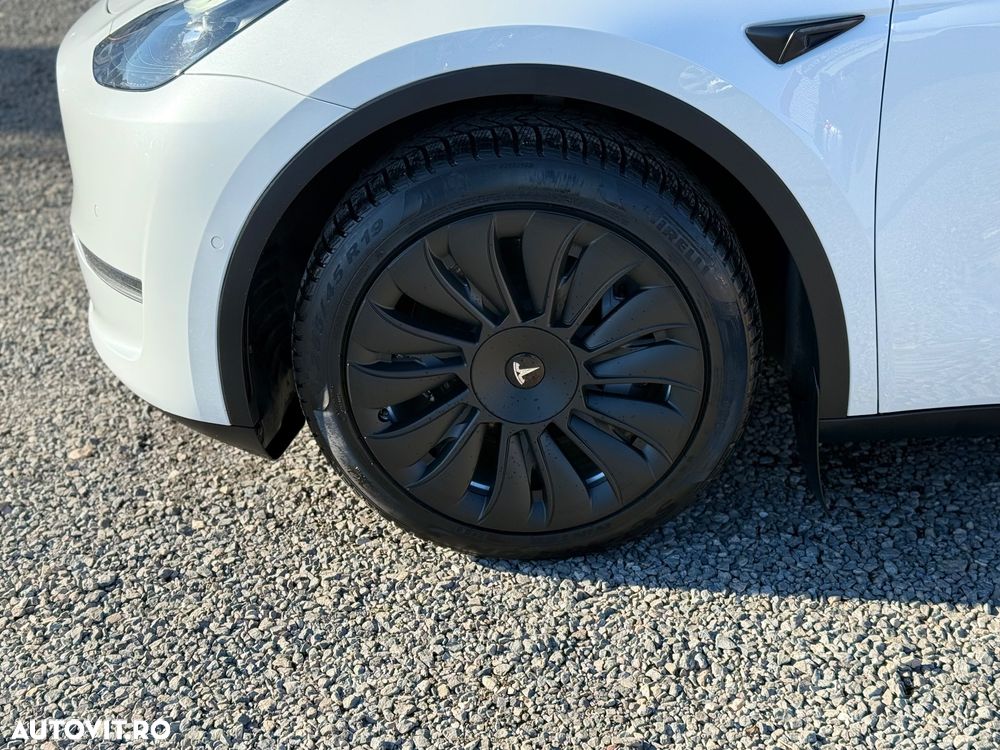 Tesla Model Y AWD Performance - 39