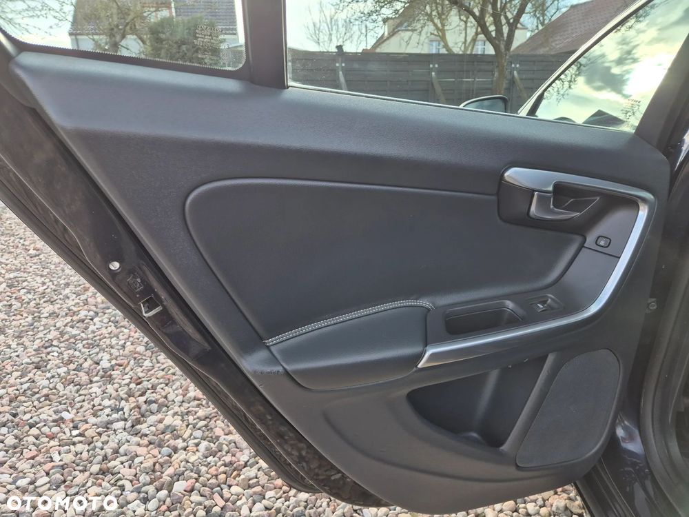 Volvo V60 D6 AWD Plug-in Hybrid R-Design Momentum - 13