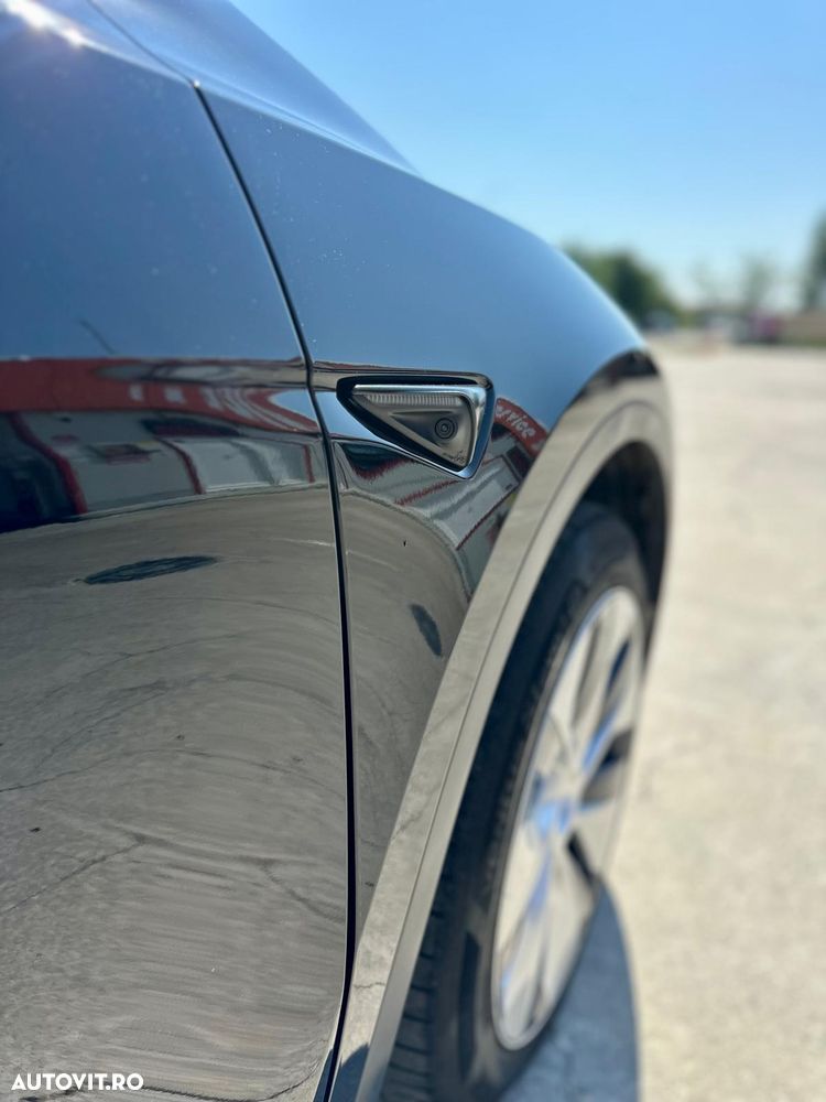 Tesla Model Y - 12