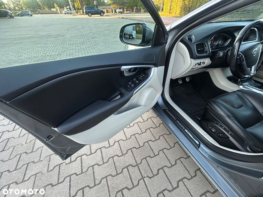 Volvo V40 D4 Momentum - 19