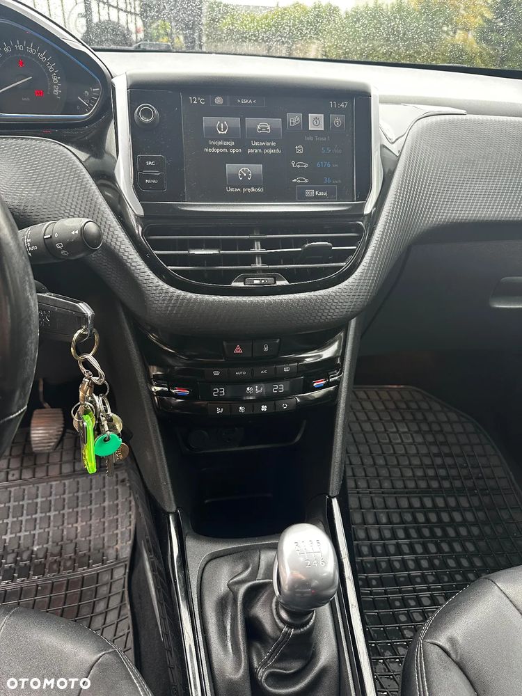 Peugeot 2008 1.6 BlueHDi Allure S&S - 11