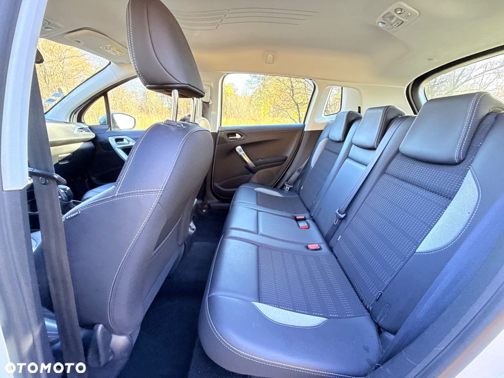 Peugeot 2008 1.2 Pure Tech Allure S&S - 17